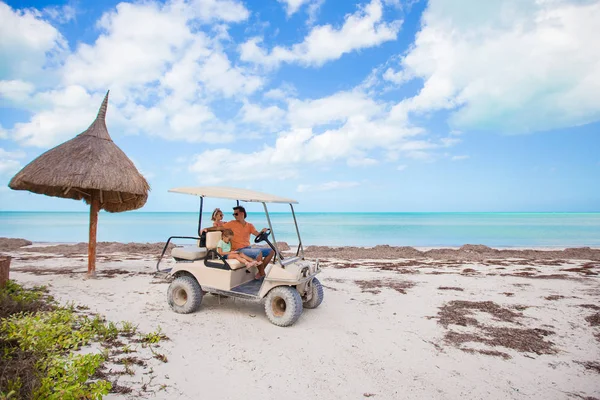 Kleines Mädchen mit Vater Golfwagen am tropischen Strand — Stockfoto