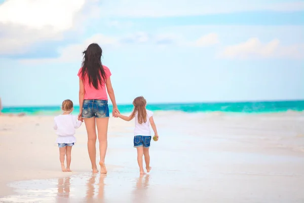 Rozkošné holčičky a mladá matka na bílé pláži — Stock fotografie