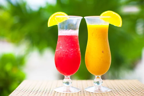 Cocktail di anguria fresca e mango da vicino nel resort tropicale — Foto Stock