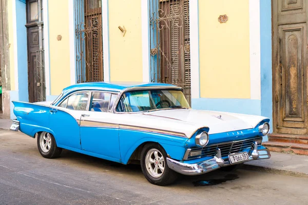 Havanna, Kuba - 2017. április 15.: Vértes klasszikus vintage autó Old Havanna, Kuba. A turisták legkedveltebb közlekedési használnak, mint a taxik. — Stock Fotó