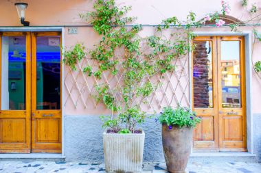Eski güzel Cinque Terre, İtalya için kıyı köyünde dar sokakları boşaltın