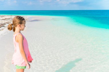 Plajda eğlenceli yaz tatili olması şaşırtıcı küçük kız. Tropik sahil üzerinde çocuk portre profil