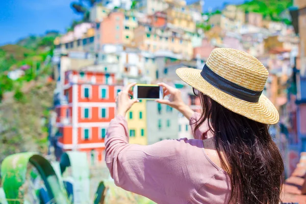 Mujer joven tomar una foto de hermosa vista en el antiguo pueblo de Cinque Terre, Liguria, Italia. Vacaciones italianas europeas . —  Fotos de Stock