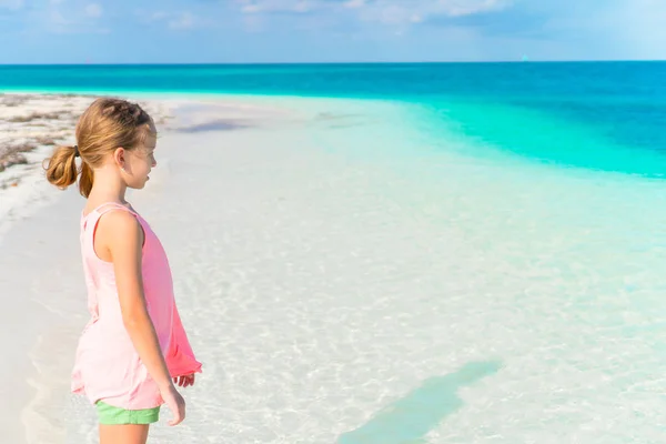 Menina incrível na praia se divertindo muito nas férias de verão. Perfil de close-up da criança na costa tropical — Fotografia de Stock