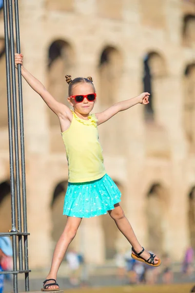 Adorable niñita frente al Coliseo en Roma, Italia. Niño pasando la infancia en Europa —  Fotos de Stock