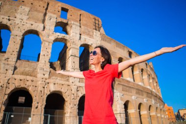 Roma, İtalya Colosseum önünde harita ile sevimli küçük etkin kız. Çocuk çocukluk Avrupa'da harcama