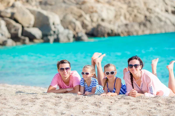 Ung vacker familj på stranden under Europeiska semester — Stockfoto