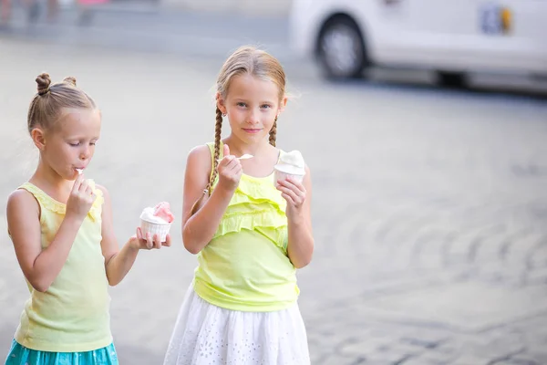 氷-うまみを得るオープンエア カフェを食べて幸せな女の子。人々、子供、友達との友情の概念 — ストック写真