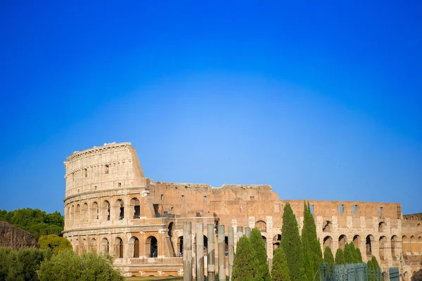 Colosseum veya Coliseum arka plan mavi gökyüzü Roma, İtalya — Stok fotoğraf