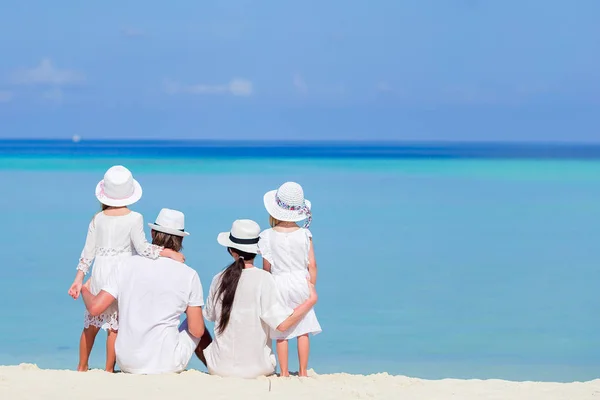 Família jovem de quatro em férias de praia — Fotografia de Stock