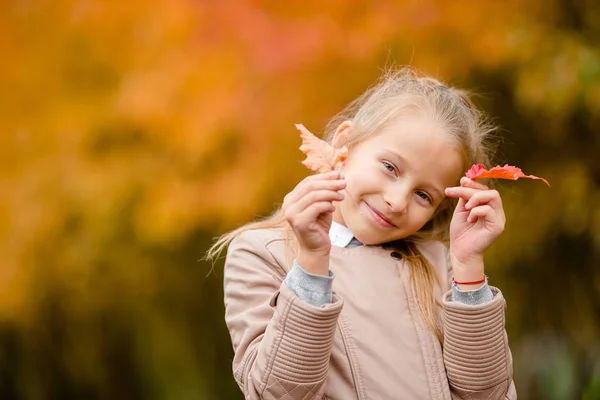 美丽的秋日，美丽的小女孩在户外的画像 — 图库照片