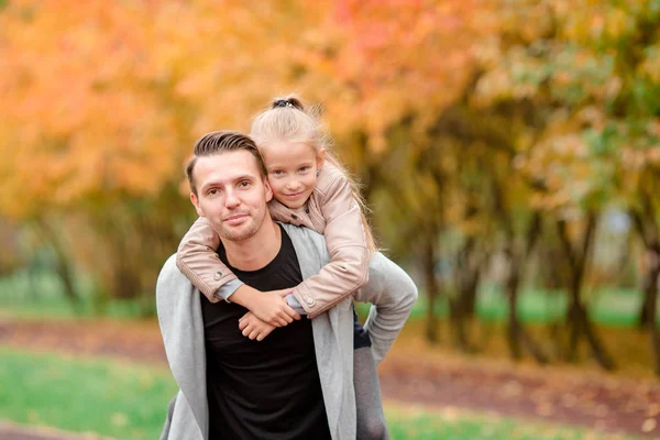 Father and his adorable little daughter outdoors on sunny autumn day — Stock Photo, Image
