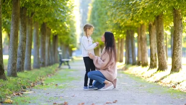 Aile sonbaharda. Genç anne ve çocuk sıcak sonbahar keyfini çıkarın — Stok video