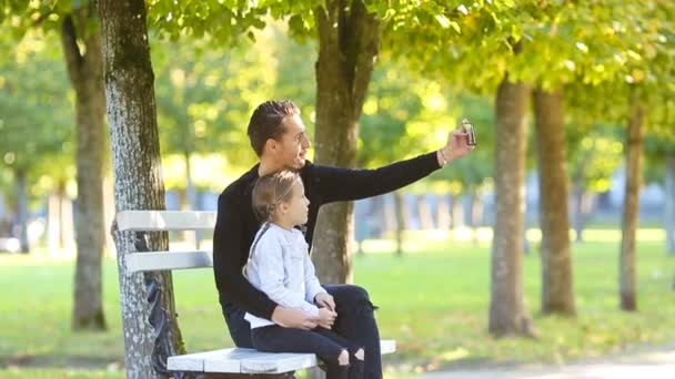 Lycklig familj ha kul tar selfie vacker höstdag — Stockvideo