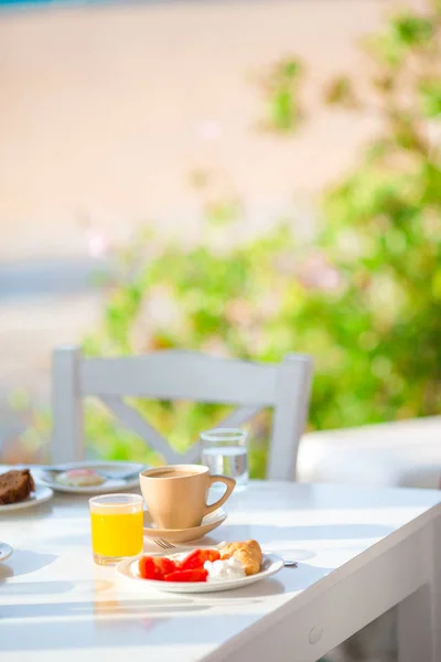 Café da manhã saudável no café ao ar livre — Fotografia de Stock