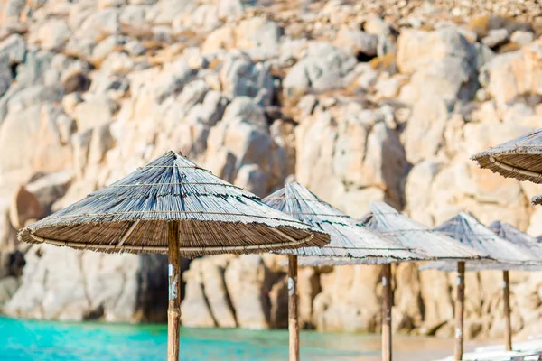 Strandstolar och parasoller för semester på stranden i Grekland — Stockfoto