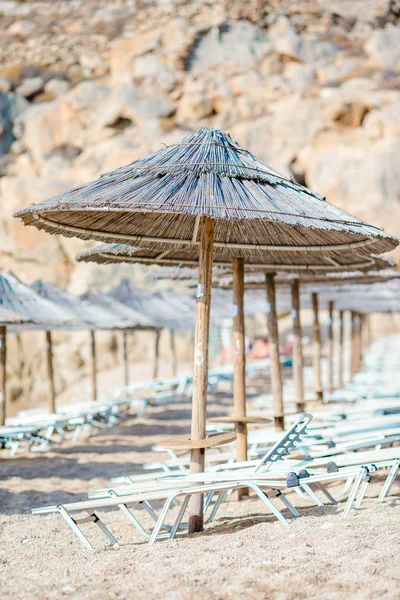 Strandkörbe und Sonnenschirme für den Urlaub am Strand in Griechenland — Stockfoto