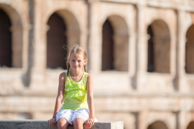 Sevimli küçük kız önünde Kolezyum Roma, İtalya. İtalyan tatil evlat
