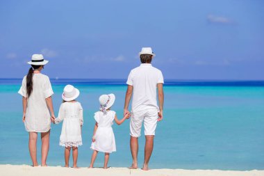 Genç aile tatilde çok eğleniyor.