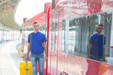 Beyaz delikanlı Bagaj istasyonunda tren ile seyahat ile