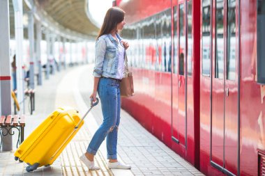 Bagaj istasyonunda tren ile seyahat ile beyaz genç kız