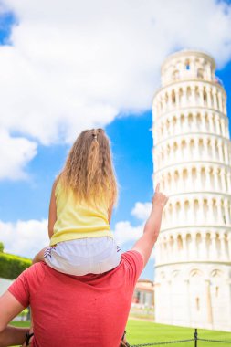 Aile baba ve küçük çocuk öğrenme kule Pisa arka plan. Pisa - Avrupa'nın ünlü yerlere seyahat.