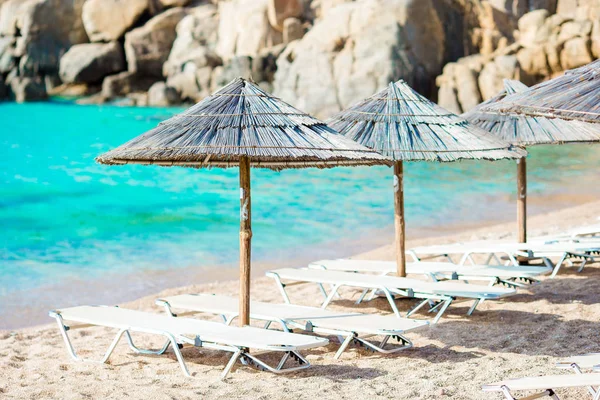 Tropisk strand med parasoller — Stockfoto
