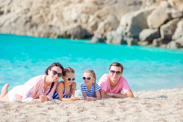 Junge vierköpfige Familie im Strandurlaub — Stockfoto