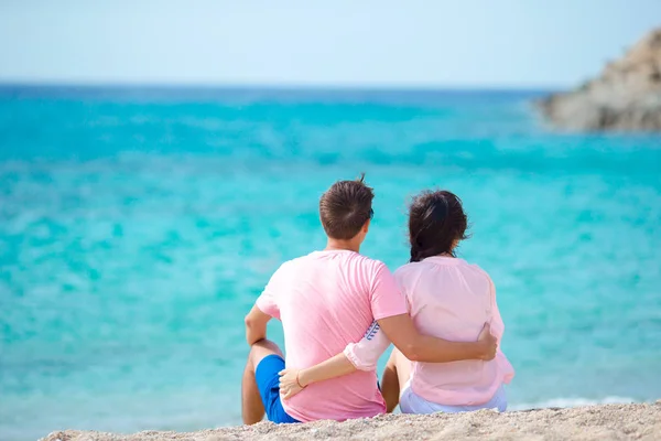 Jeune famille de deux personnes sur la plage de sable blanc pendant les vacances d'été — Photo