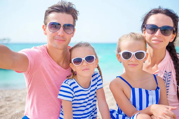 Genç güzel aile alarak selfie sahilde — Stok fotoğraf