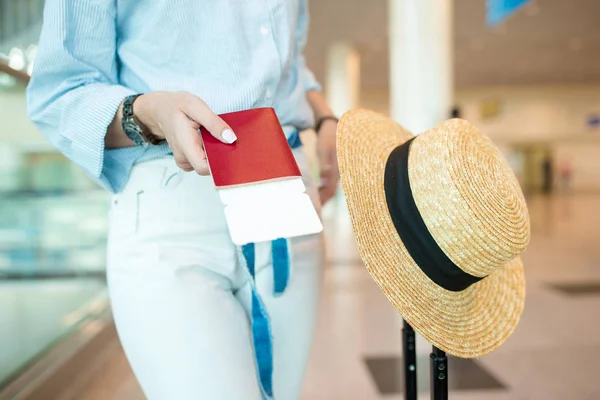 Primo piano dei passaporti e della carta d'imbarco in mani femminili in aeroporto — Foto Stock