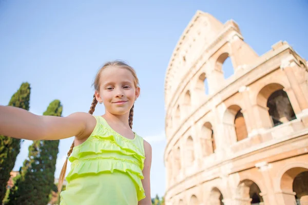 Niña haciendo selfie fondo Coliseo, Roma, Italia. Retrato infantil en lugares famosos de Europa —  Fotos de Stock