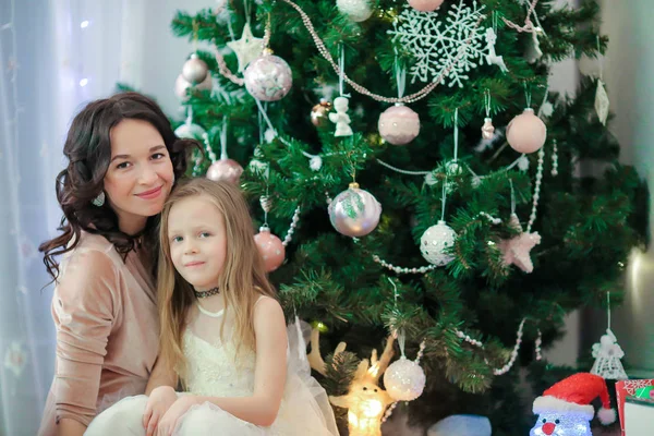 Familie mit Mutter und kleiner Tochter am Weihnachtsbaum an Heiligabend — Stockfoto