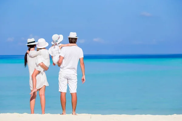 Jeune famille en vacances à la plage — Photo