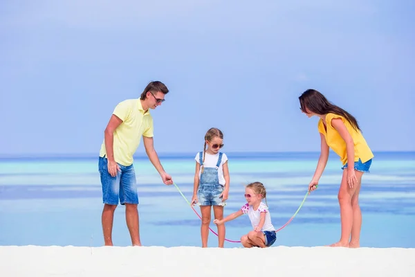 Familia joven en vacaciones en la playa —  Fotos de Stock