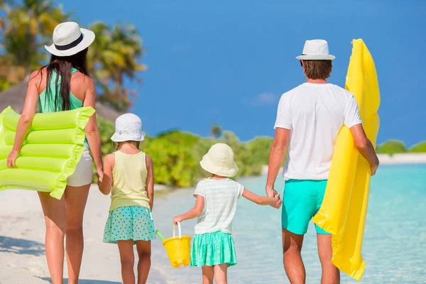 Família jovem de quatro em férias de praia — Fotografia de Stock