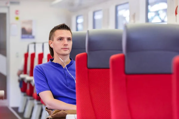 Junger Mann mit Zug unterwegs — Stockfoto