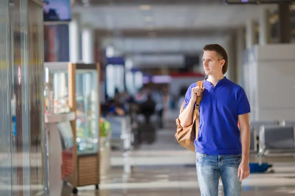 Junger Mann in einer Flughafenhalle — Stockfoto