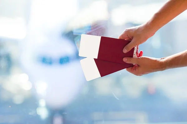 Closeup Pasaportlar ve yatılı havaalanında kapalı geçmek — Stok fotoğraf