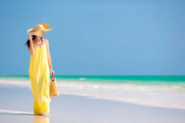 Νεαρή γυναίκα με καπέλο κατά τη διάρκεια διακοπών τροπική παραλία — Φωτογραφία Αρχείου