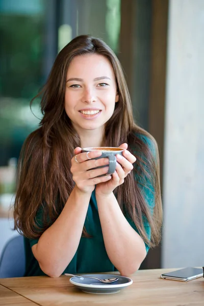 美丽优雅的女孩在户外咖啡馆吃早餐.快乐的城市年轻女子喝咖啡 — 图库照片