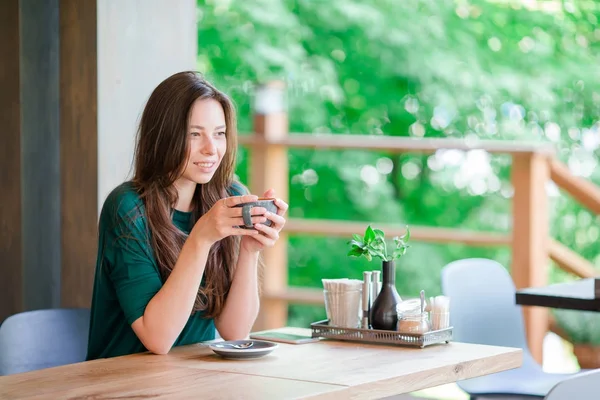 Mooi elegant meisje ontbijten in outdoor cafe. gelukkig jong stedelijk vrouw drinken koffie — Stockfoto