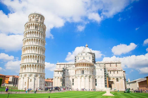 İtalya 'nın eğimli kulesini ziyaret eden turistler — Stok fotoğraf