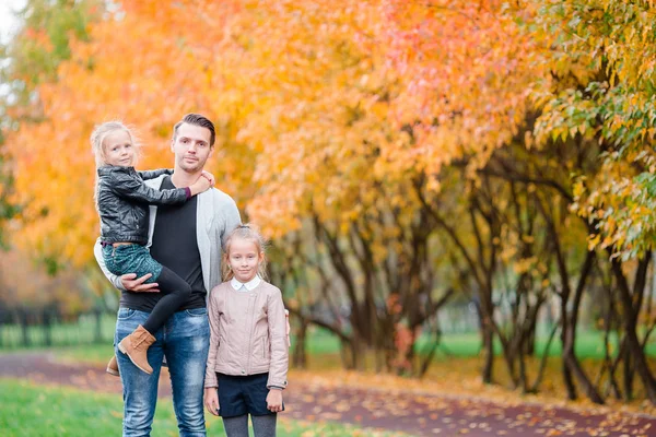 Família de pai e filhos no belo dia de outono no parque — Fotografia de Stock