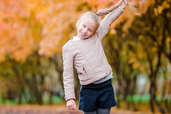 Feliz adorable niña divirtiéndose al aire libre en hermoso día de otoño —  Fotos de Stock