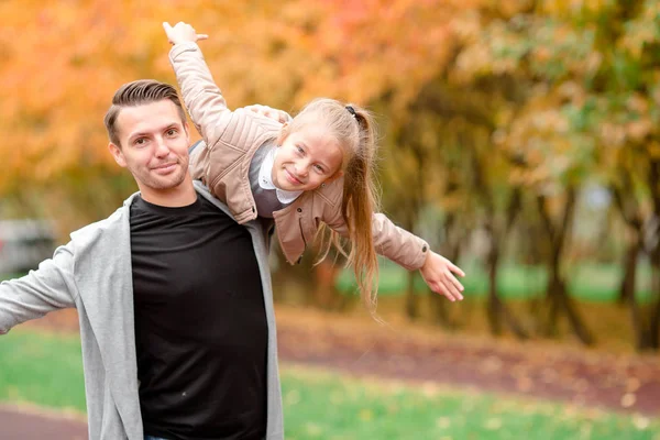 Family of dad and kid having fun on beautiful autumn day — Stock Photo, Image