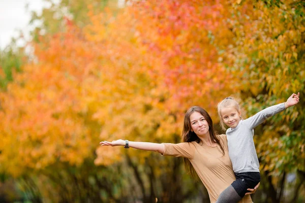 家庭的母亲和小孩在户外在公园在秋季的一天 — 图库照片