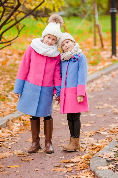 Kleine schattige meisjes buiten op warme zonnige herfstdag — Stockfoto