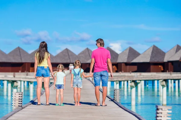 Sahilde tatilde olan dört kişilik bir aile. — Stok fotoğraf
