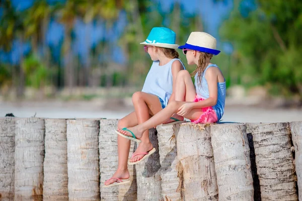 Красивые маленькие девочки во время летних каникул на белом пляже — стоковое фото